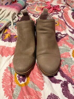 TOMS Taupe Leather Ankle Booties - Women's Size 8.5